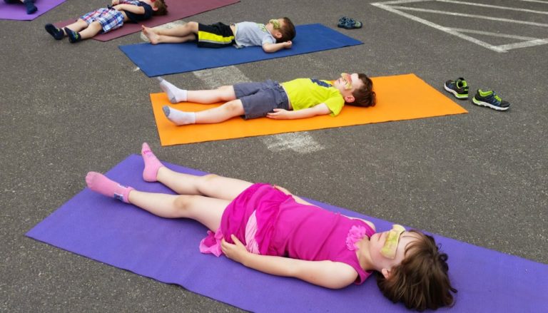 4 tư thế Yoga đơn giản để bạn tập luyện cùng bé