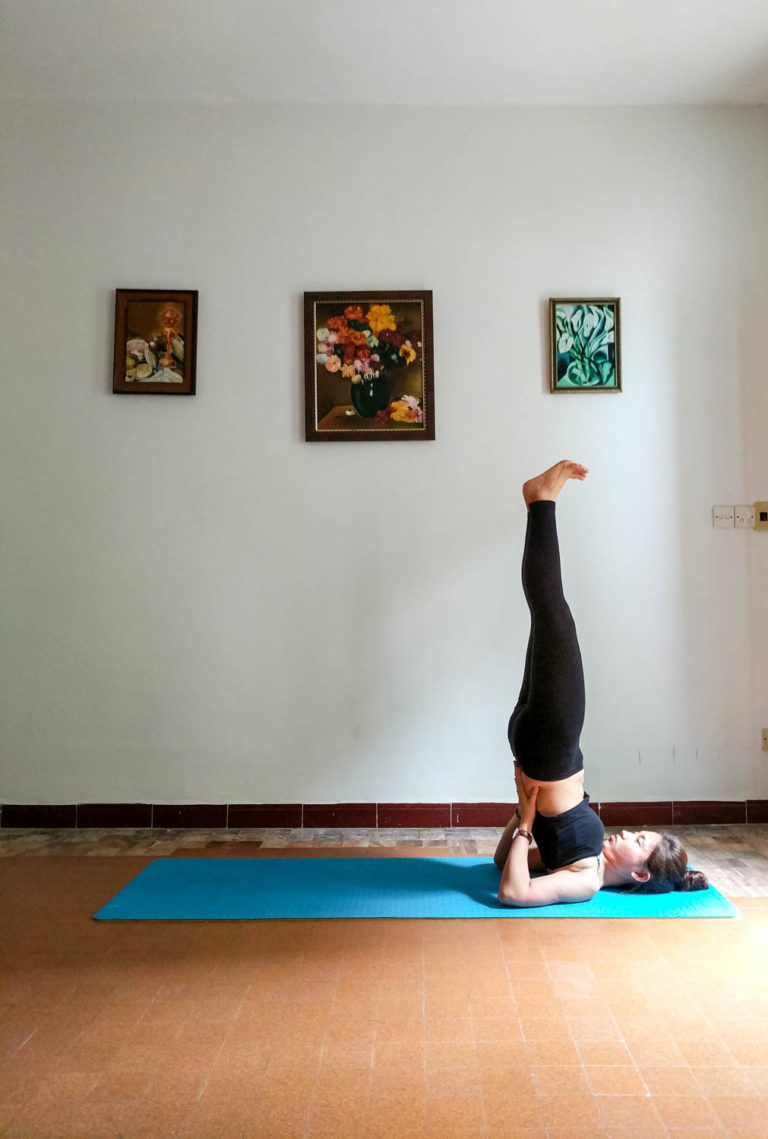 Mẹo hay tập tư thế yoga Đứng trên vai [Sarvangasana] dễ dàng