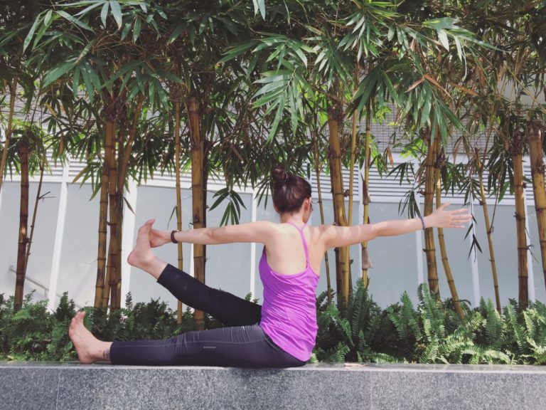 Hướng dẫn yoga: Tư thế Ngồi làm việc vặn người – DANDASANA TWIST