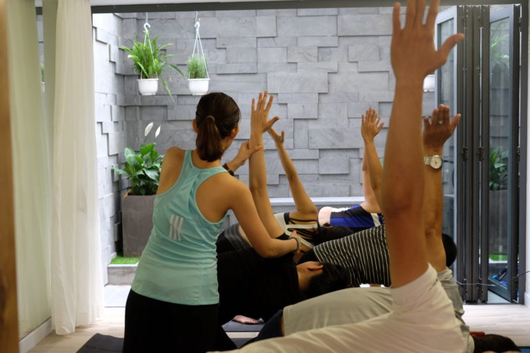 Người học viên và huấn luyện viên yoga thu hút lẫn nhau bằng năng lượng