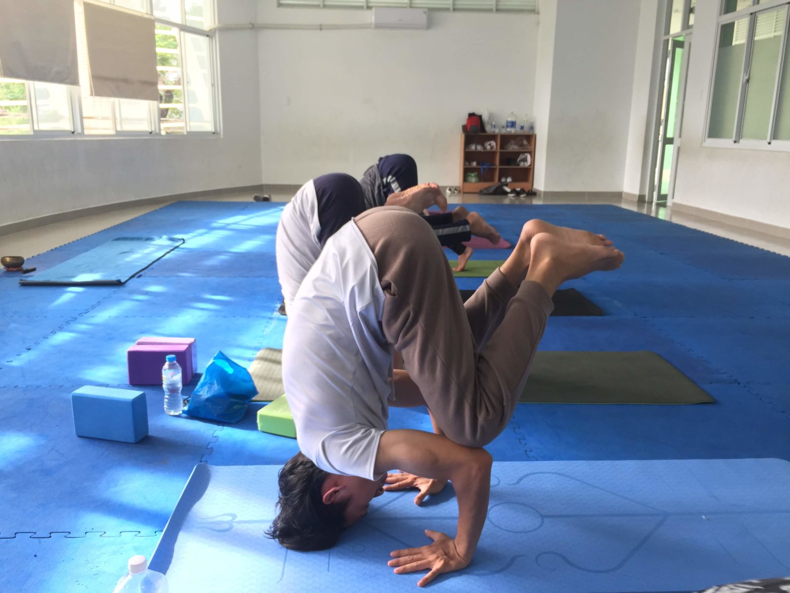 Hướng dẫn Mukta Hasta Sirsasana A (Tripod Headstand) cho người mới bắt