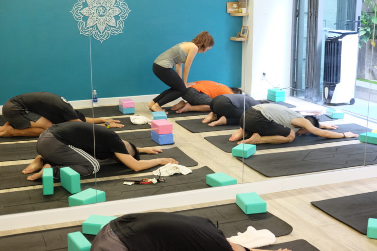 Lớp yoga căn bản tăng cường sức khoẻ cho người “hay về muộn”