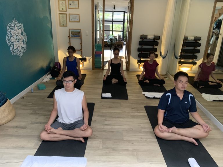 Lớp yoga căn bản cho người “yêu dậy sớm” tạo nền tảng quan trọng trong yoga