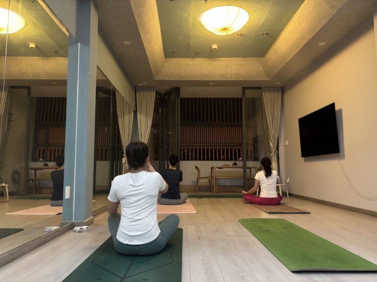 [7 NGÀY YOGA TRỊ LIỆU ĐAU LƯNG] – Khởi đầu cột sống lưng