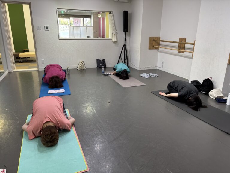 Yoga cho người cao tuổi chậm rãi nhưng giàu năng lượng